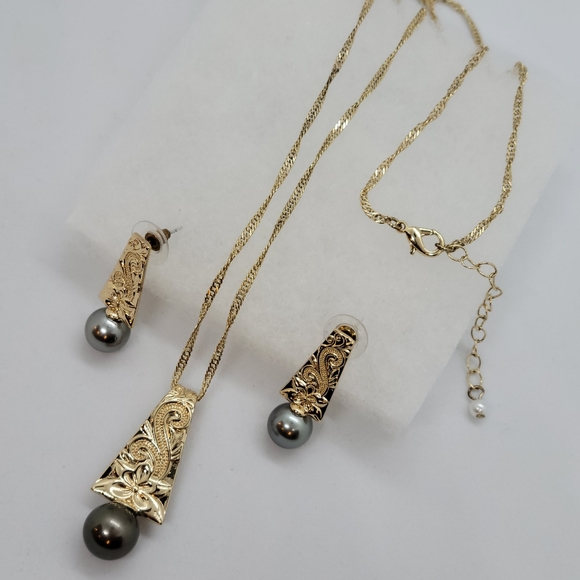 Authentic Tahitian Pearls set in Hamilton Gold-Plated Earrings & Pendant Set - Picture 3 of 6